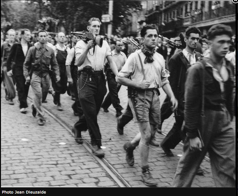 Les vaillants hommes de France des FFI marchent libres dans Toulouse. Photo Jean Dieuzaide.