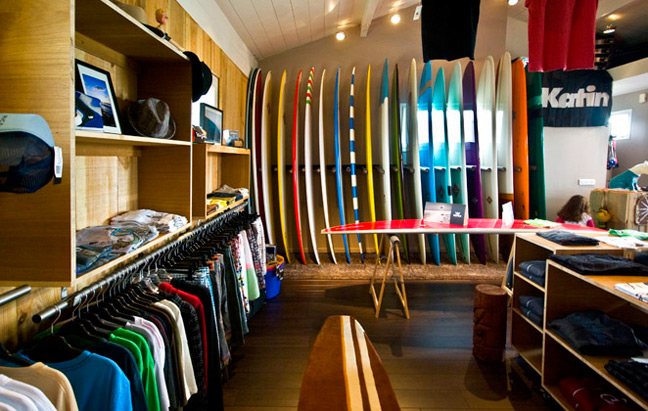 Le Wallako Surf Shop à Biarritz, spécialiste des planches shapées à la main.
