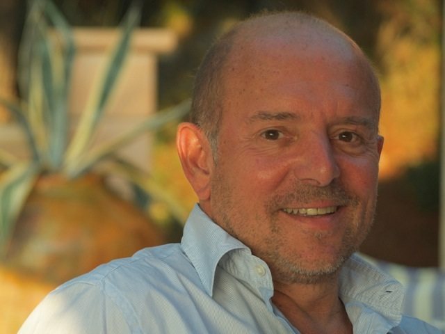 Olivier Miquel, l'auteur toulousiano-montalbanais de la seule biographie d'Henri Salvador, sera le fil rouge demain dimanche dans la cadre de "Un jour, un destin" présentée par Laurent Delahousse diffusée à 23h20 sur France 2, l'émission baptisée "Henri Salvador, une affaire de famille"