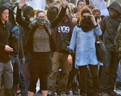 A l'appel de NPA 31, quelque 500 manifestants ont enfreint l'ordre du Préfet qui avait interdit samedi la manifestation samedi, au cours de laquelle deux membres des forces de l'ordre ont été blessés. Hier, 17 personnes étaient encore ne garde à vue.