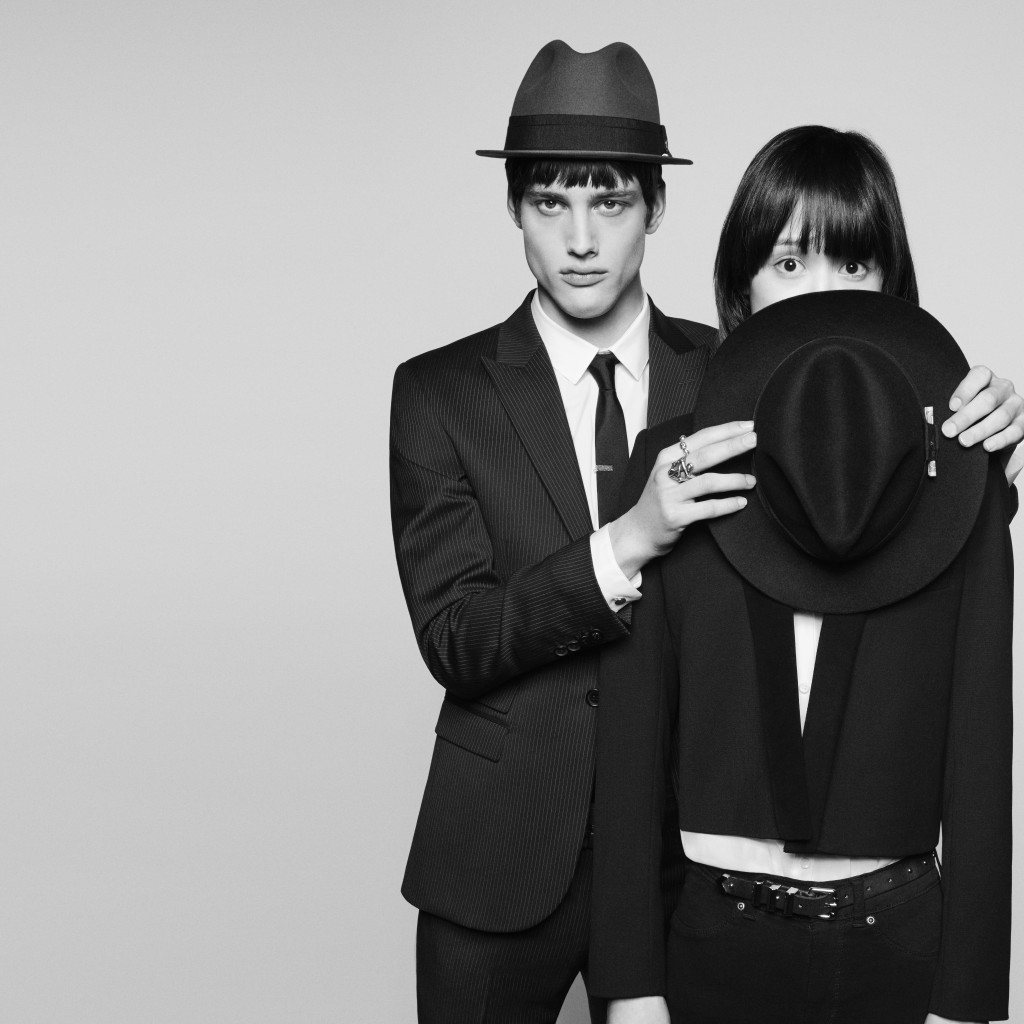 Pour marque de son empreinte sa prise à la tête de The Kooples, Sam Lambert a choisi la tête en sortant deux chapeaux de l'androgyne Kooples.