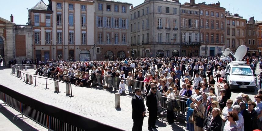 Place Saint-Etienne, la foule était là le 10 avril l'an dernier unie comme une seule personne pour un seul homme: Dominique Baudis.