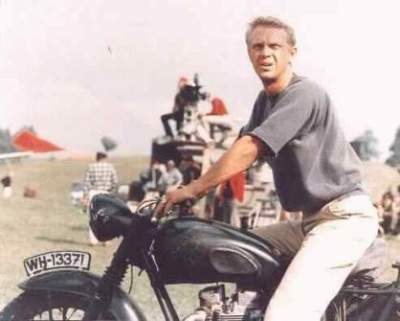 Après Brando, James Dean, Elvis Presley, mais aussi Steve McQueen, ont fait de la Triumph leur deuxième peau.