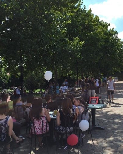Au Jardin Raymond-VI, avec la Garonne qui ronronne, qui adoucit les moeurs, comme la musique de Toulouse l'été, il fait bon flâner et déjeuner ou dîner La Goulue pour un revival guinguette d'antan par le restaurant A m'en donné,