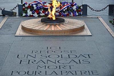 La tombe du Soldat Inconnu sous l'Arc de Triomphe, nommée "la Dalle Sacrée". Un soldat choisi par l'engagé volontaire Auguste Thin, le 8 novembre 1920, qui désigna le 6e cercueil parmi les huit inconnus tombés pour la France sur les champs de bataille les plus meurtriers de cette "Grande Guerre".