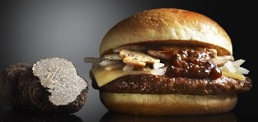 A Singapour, McDo se paye notre truffe en proposant des frites à la truffe. Avec de la vraie ou un arôme recomposé. Au Japon, c'est un burger Black Diamond au jus de truffe. "Macarel, tout fout le camp, même notre truffe. Milediou" pestent les pays du marche de Lalbenque dans le Lot, faisant une tête de cochon...truffier.