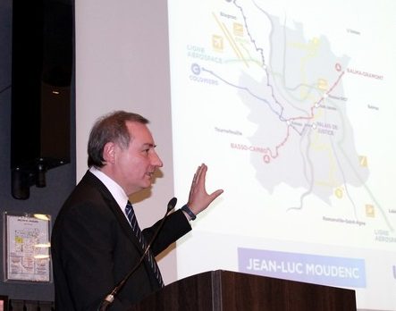 En février dernier, Jean-Luc Moudenc avait révélé au conseil syndical la grande métamorphose des transports dans la métropole toulousaine. Ce matin, le 18 décembre 2015 est entré dans l'histoire avec le dévoilement de l'itinéraire de référence de la 3e ligne de métro, sa mise en fonction en 2024 et les options de la desserte à l'Aéroport International et une arrivée-départ à Labège. Historique et judicieux.
